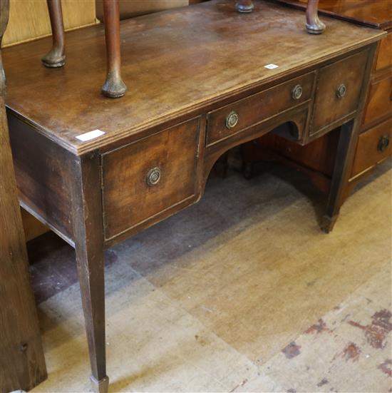 Kneehole dressing table